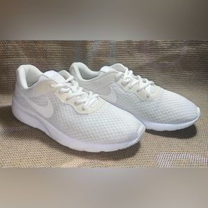 White womens/youth nike running shoes 7y